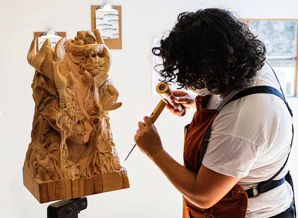 Девушка Скульптор Работает Ножом Деревянным Студии — стоковое фото