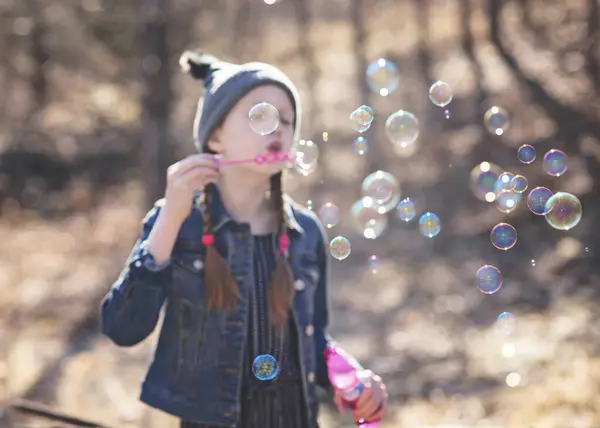 小女孩在公园里吹肥皂泡 — 图库照片
