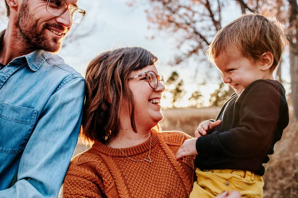 Parents Smiling Laughing Young Child Fall Evening — Stock Photo, Image