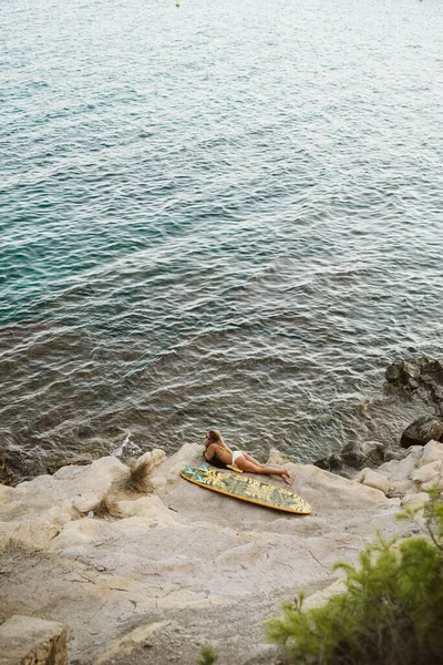 Surfista Donna Sdraiata Con Tavola Surf Arancione Nella Piccola Baia — Foto Stock