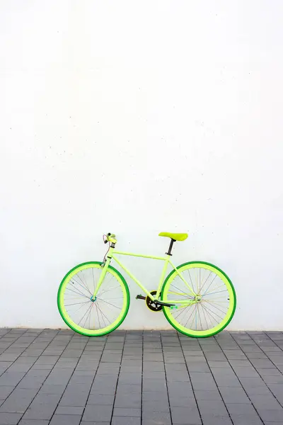 Zielony Vintage Miasto Rower Stały Bieg Białej Ścianie — Zdjęcie stockowe