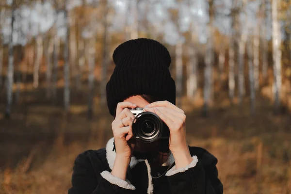 Portrét Mladé Ženy Fotoaparátem Fotografování Krásném Lese — Stock fotografie