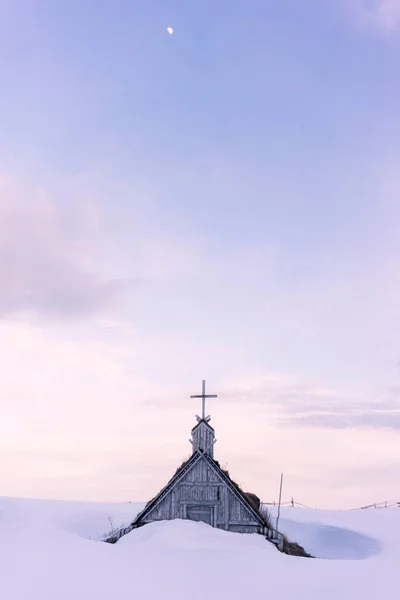 夕阳西下 山上白雪覆盖的小礼拜堂 — 图库照片