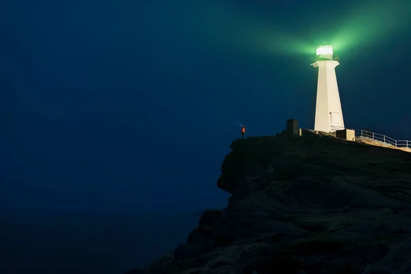 Laag Hoekzicht Van Verlichte Vuurtoren Berg Tegen Hemel Nachts — Stockfoto