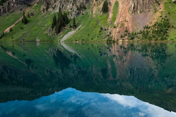Отражение Горы Спокойном Озере — стоковое фото