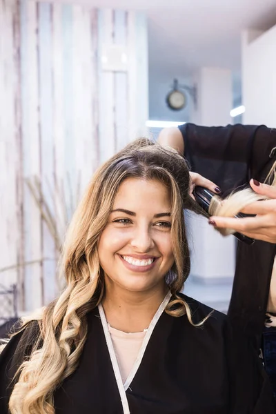 Hairstylist Krullen Haar Vrouw Client Kapsalon Schoonheid — Stockfoto