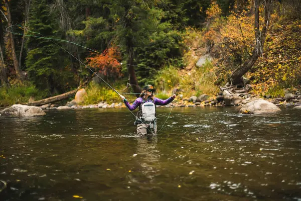 Mulher Pesca Com Mosca Roaring Fork River Durante Outono — Fotografia de Stock