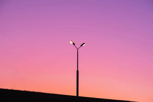 Pouliční Lampa Rozsvícenými Světly Proti Zářivé Večerní Obloze Abstraktní Nebo — Stock fotografie