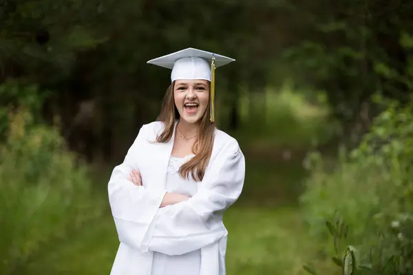 Mooie Vrouw Afstuderen Cap Natuur Achtergrond — Stockfoto