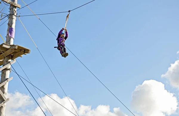 Κορίτσι Πηγαίνει Κάτω Ένα Zip Line Υψηλή Πορεία Πρόσβασης Σχοινί — Φωτογραφία Αρχείου