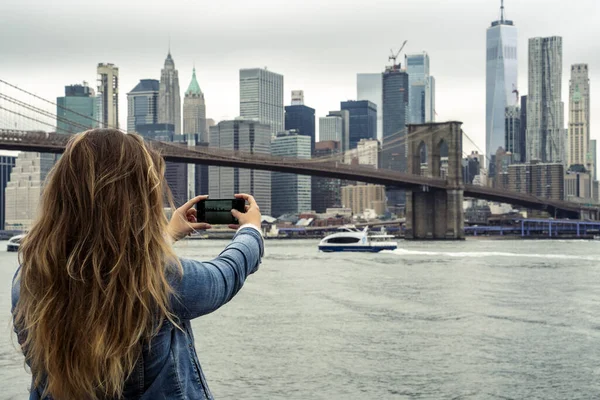 Vonzó Használja Okostelefonját New York Városkép Háttérben — Stock Fotó