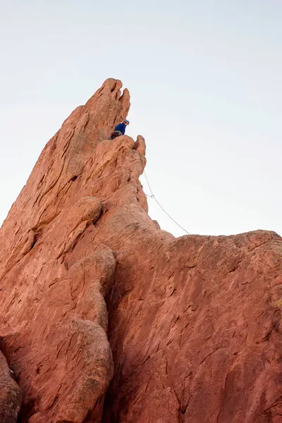 Female Climber Scaling Rock Rock Climbing — Stock Photo, Image