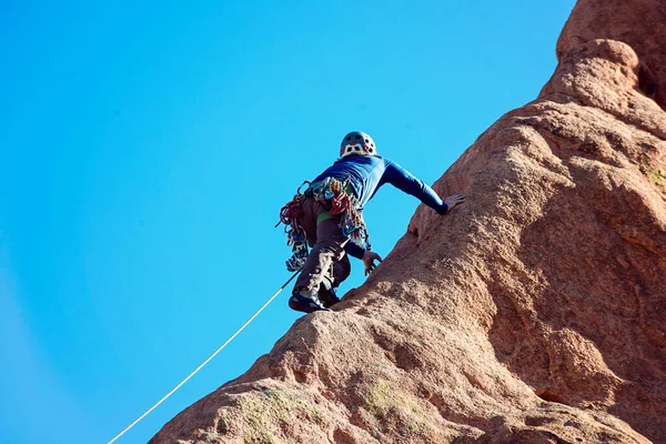 女性登山家スケールの岩登り — ストック写真