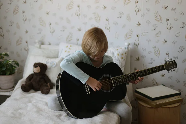Мила Дівчина Грає Гітарою Руках — стокове фото