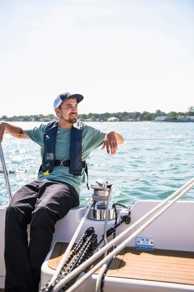 Homme Chapeau Sur Bateau Dans Mer — Photo