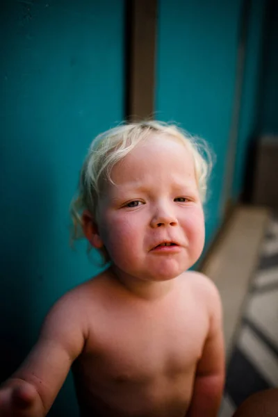 Close Van Twee Jaar Oude Jongen Met Turquoise Achtergrond — Stockfoto