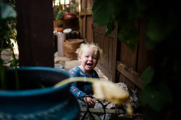Blondynka Dwuletni Chłopiec Uśmiecha Się Śmieje Przednim Patio — Zdjęcie stockowe