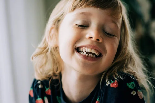 Jeune Fille Avec Une Dent Vacillante Souriant Montrant Ses Dents — Photo