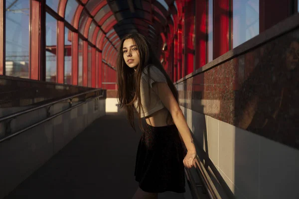 Piękna Dziewczyna Casual Ubrania Stojące Pobliżu Ściany Pustej Przestrzeni — Zdjęcie stockowe