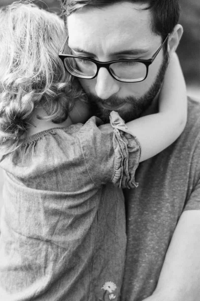 Bianco Nero Primo Piano Padre Millenario Confortante Figlia — Foto Stock