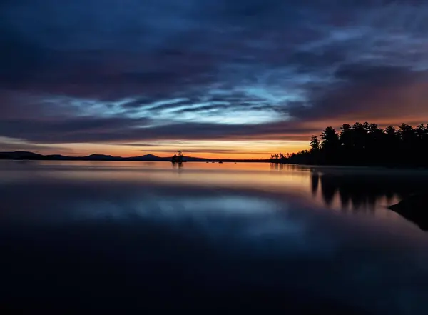 Eine Wunderschöne Landschaft Eines Sees Mit Wolken Und Blauem Himmel — Stockfoto