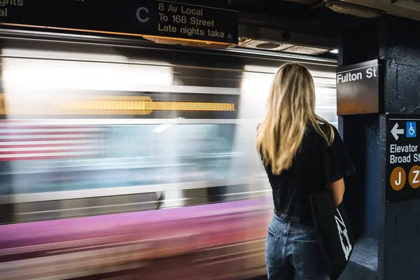 Menina Bonita Esperando Estação Metro Com Movimento Trem — Fotografia de Stock