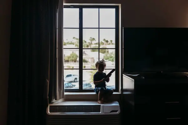 Молодий Хлопчик Який Сидить Вікні Готельного Номера Палм Спрінгсі — стокове фото