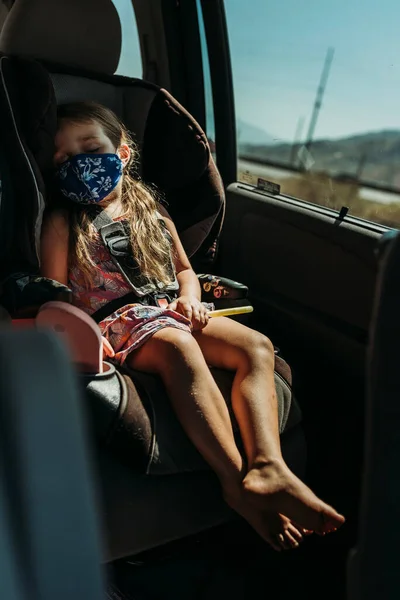 Joven Niña Edad Preescolar Con Máscara Siesta Coche Vacaciones —  Fotos de Stock