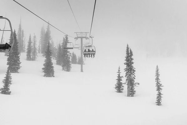 Skifahrer Sessellift Schneesturm — Stockfoto