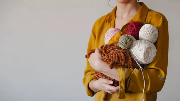Ρολά Βαμβακερά Σχοινιά Γυναικείο Χέρι Πλεκτό Crocheting Χειροποίητο Χόμπι Έννοια — Φωτογραφία Αρχείου