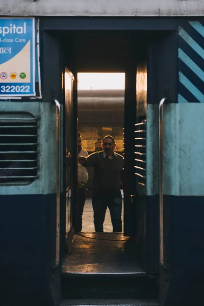 Homem Pulando Bordo Trem Sleeper Class Nova Deli Para Agra — Fotografia de Stock