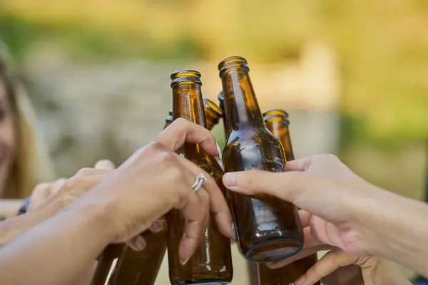 Primer Plano Del Grupo Amigos Brindando Con Botellas Cerveza — Foto de Stock