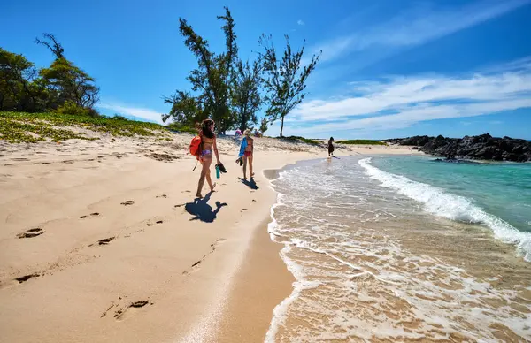 Trzy Dziewczyny Relaksujące Się Plaży Letni Dzień — Zdjęcie stockowe