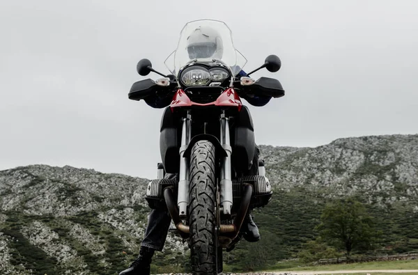 Homme Avec Une Moto Sur Fond Des Montagnes — Photo