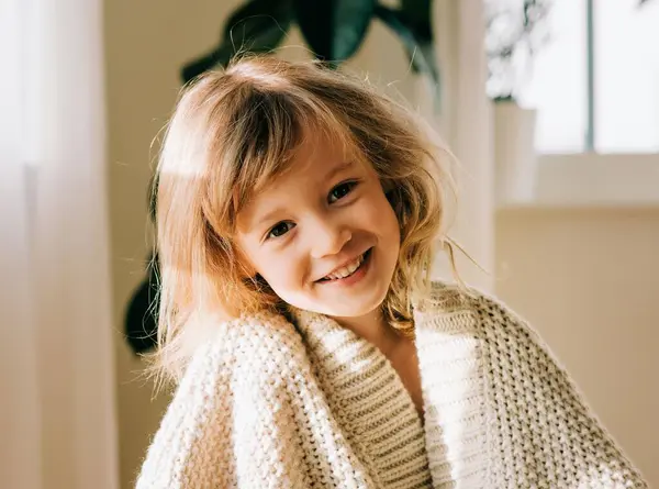 Portret Van Een Lachend Jong Meisje Zat Thuis Verpakt Een — Stockfoto