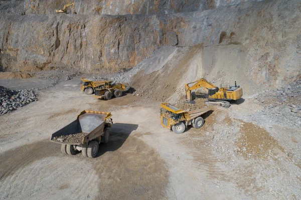 Carregadores Carregando Caminhões Mineração Poço Aberto — Fotografia de Stock