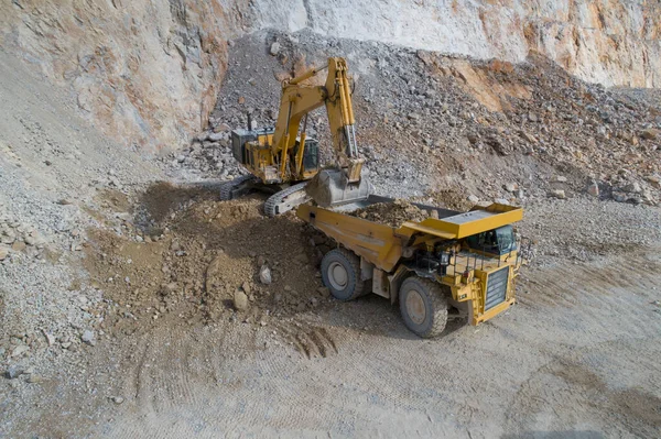 Yükleyici Açık Çukurda Maden Kamyonu Yüklüyor — Stok fotoğraf