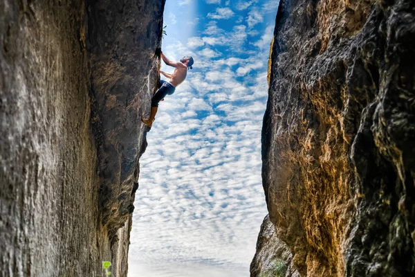 Joven Hombre Libre Solo Escalando Una Pared Vertical Sin Cuerda — Foto de Stock