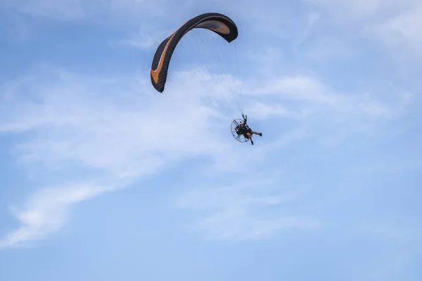 Parapente Pilotado Voando Nas Astúrias — Fotografia de Stock