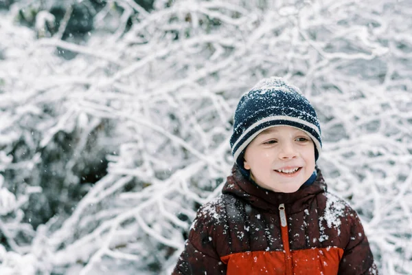 Liten Pojke Upplever Ett Snöfall Oktober New England — Stockfoto