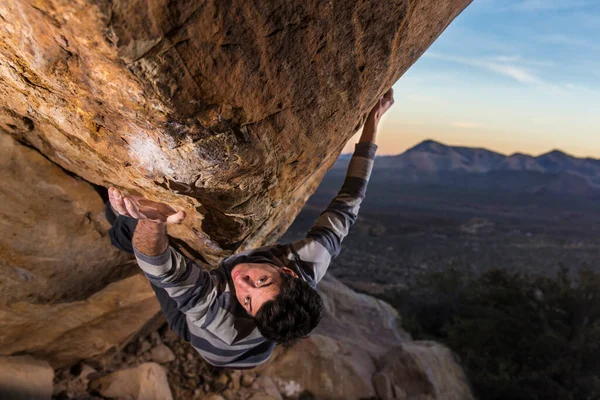 Hiker Climbing Rock Mountains — Stock Photo, Image