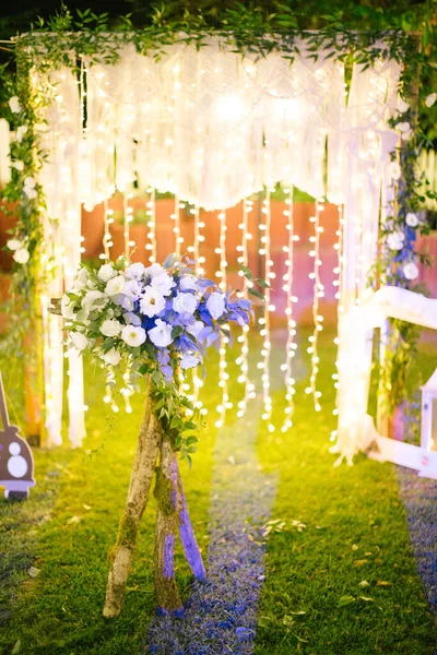 Svatební Fotografie Kytice Pozadí Zdobeného Oblouku Pro Nevěstu Lucernami Večer — Stock fotografie