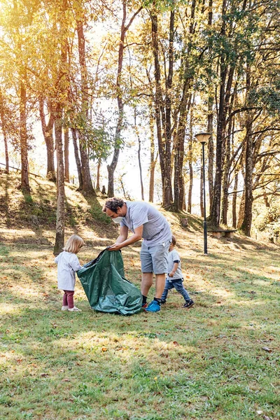 공원에서 쓰레기를 모으고 봉사자 가족들 — 스톡 사진