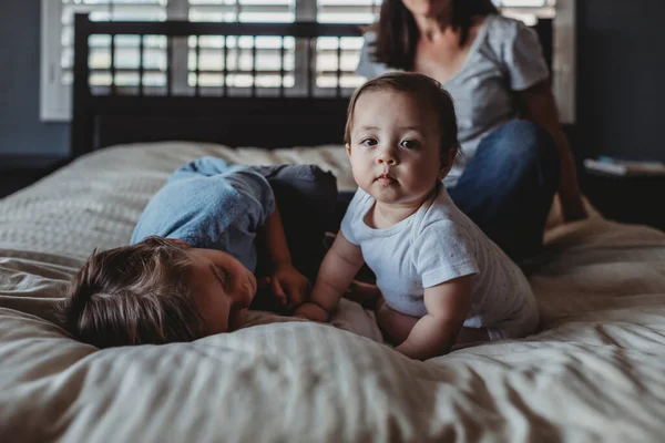 Familia Feliz Con Niños Pequeños Casa — Foto de Stock