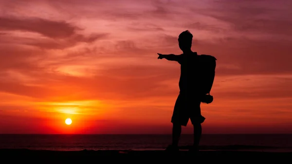 Hombre Puesta Del Sol Después Ayudar Las Tortugas Bebé Océano — Foto de Stock