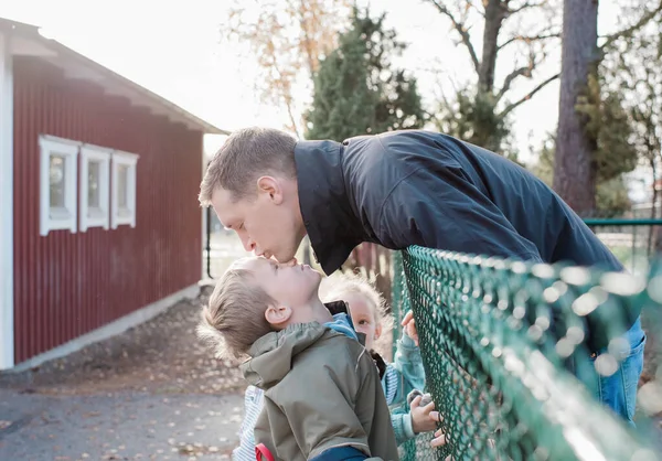 Vader Zoent Zijn Zoon Vaarwel Bij Schoolpoort — Stockfoto