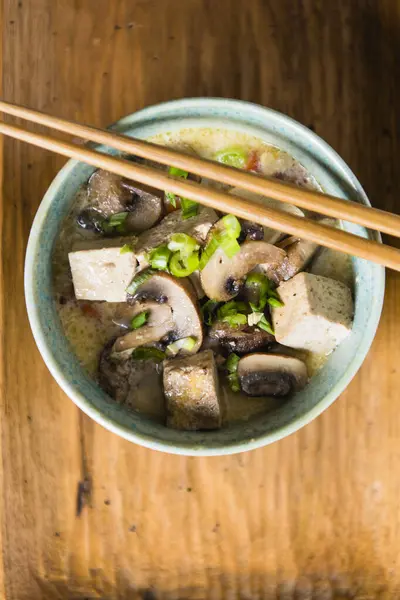 Tazón Deliciosa Comida Con Tofu Champiñones Fondo —  Fotos de Stock