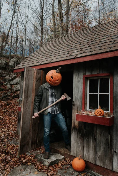 Mann Mit Gruselig Geschnitztem Kürbiskopf Schuppen Mit Axt Halloween — Stockfoto