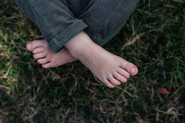 Pieds Enfant Dans Une Herbe Verte — Photo