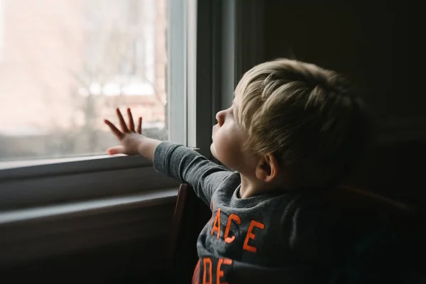 Mały Chłopiec Wygląda Przez Okno — Zdjęcie stockowe